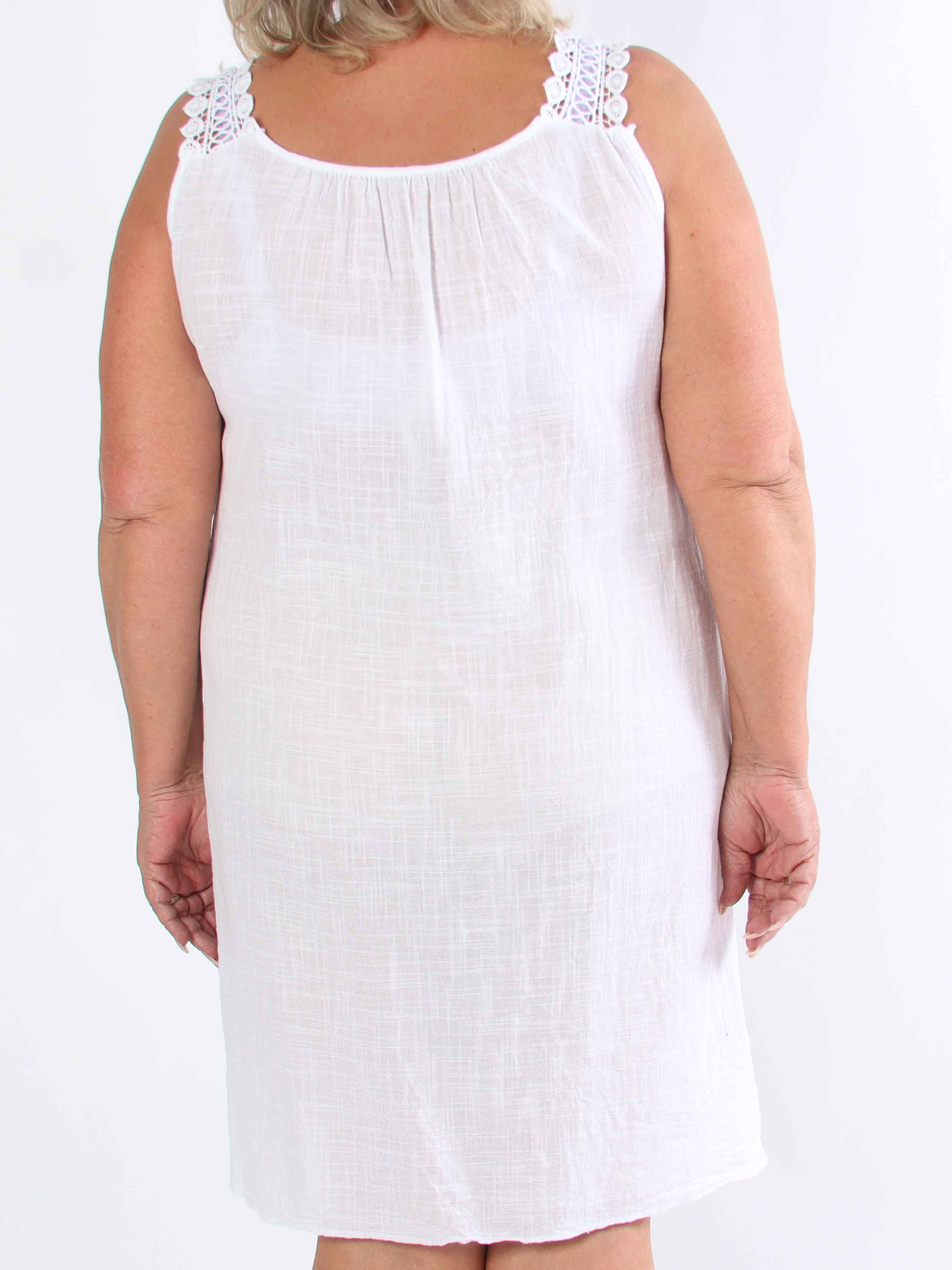 Zella - Sød plus size kjole i bomuld med broderet stropper